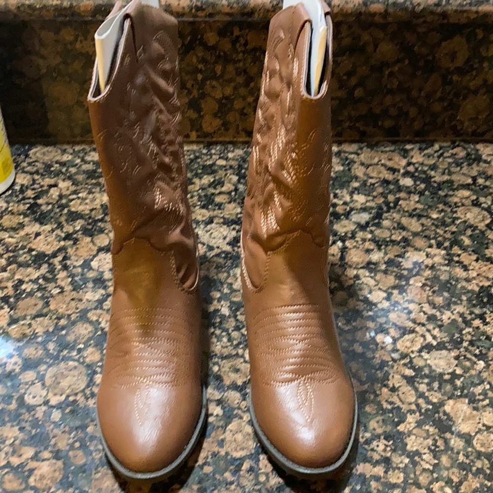 Size 9 brown Austin boots
